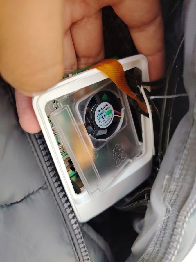 Unidad central del chaleco: computador embebido con ventilación instalado dentro del chaleco