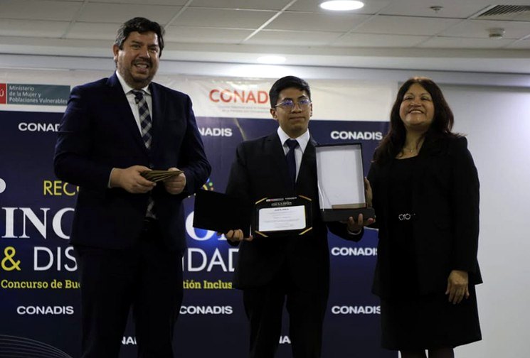 Integrantes del equipo recibiendo reconocimiento en el concurso de CONADIS
