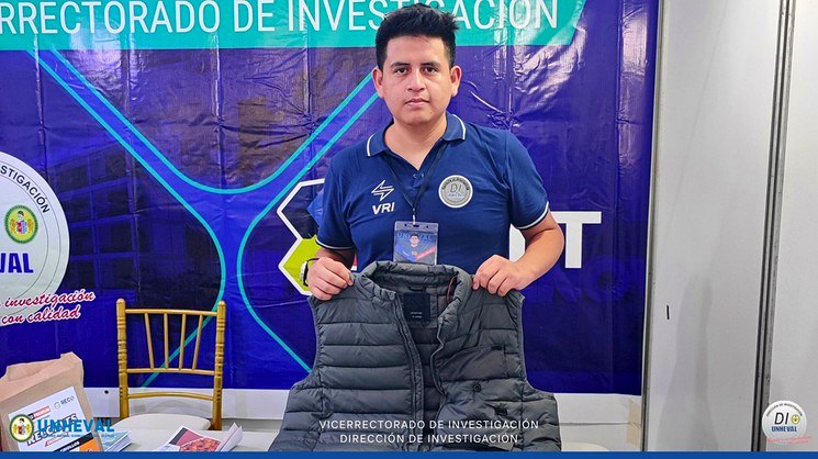Integrante del equipo presentando el chaleco Lazar-IA en el stand del Vicerrectorado de Investigación